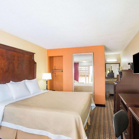 Days Inn By Wyndham Blytheville Εξωτερικό φωτογραφία